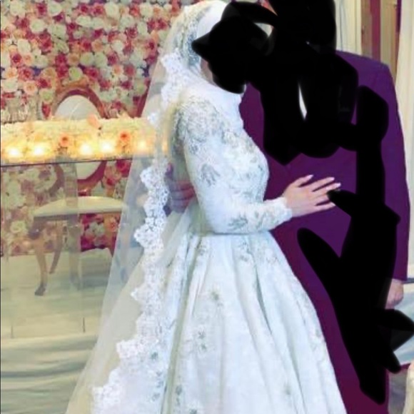 Wedding dress - Picture 7 of 9